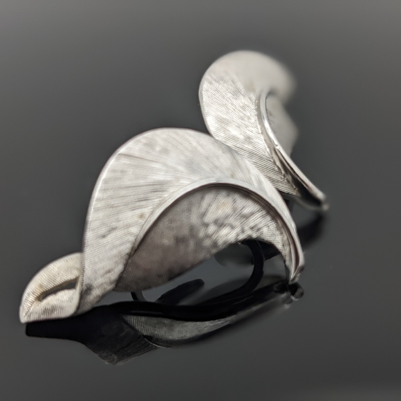 Trifari Swirl Leaf Clip On Earrings Silver Tone Vintage Fine Line Brushed - Picture 5 of 7